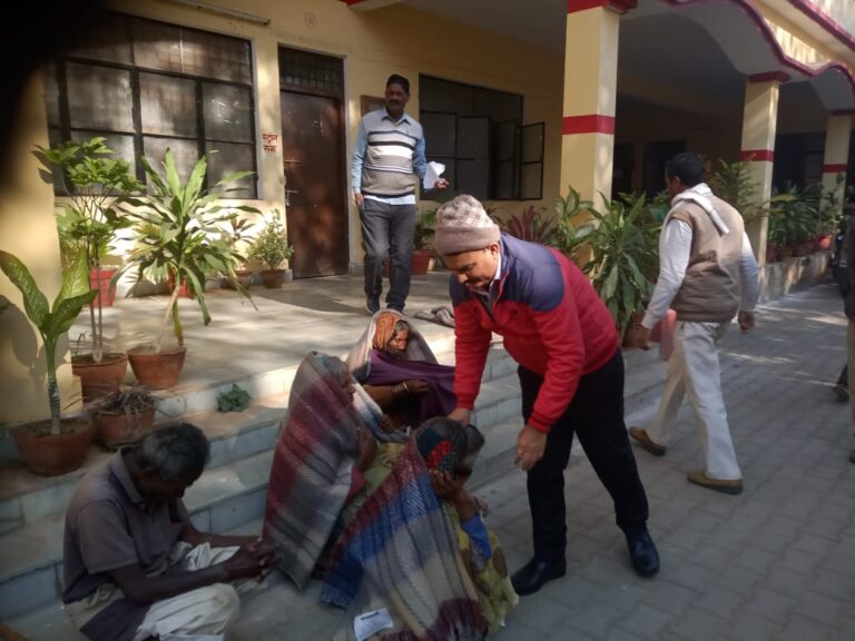 तहसीलदार दुद्धी सुरेश चंद ने असहाय लोगों को बांटे कंबल।