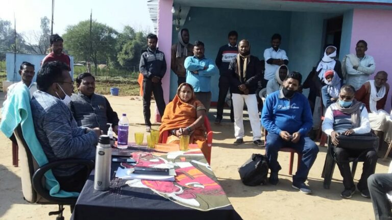 दुद्धी एस डी एम ने टेढ़ा गांव में चौपाल लगाकर सुनी समस्याएं।