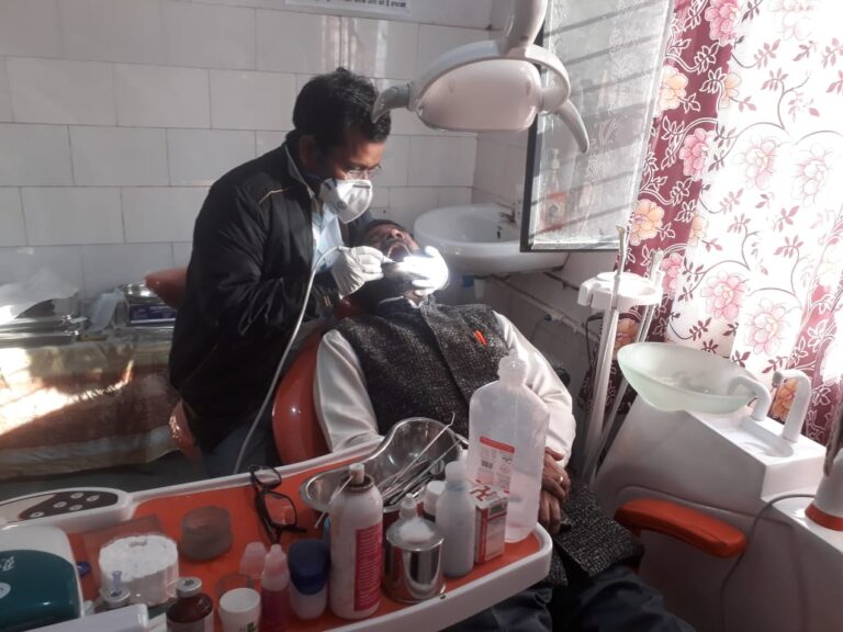 सामुदायिक स्वास्थ्य केंद्र दुद्धी में चिकित्सा अधिकारी (दन्त शल्यक) आलोक कुमार आदिवासी क्षेत्र के लोगों का मुफ्त कर रहे ईलाज।
