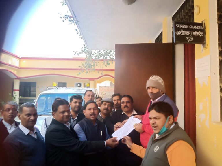 दुद्धी को जिला बनाओ संघर्ष मोर्चा ने तहसीलदार को सौंपा ज्ञापन।