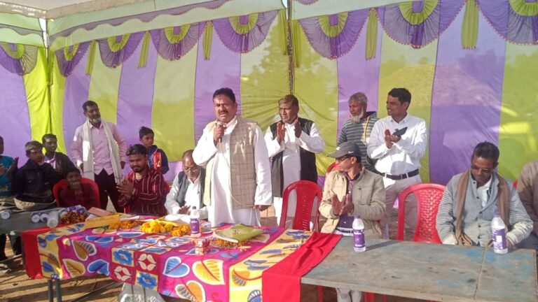 कैनवास क्रिकेट टूर्नामेंट का उद्घाटन सपा विधानसभा अध्यक्ष जुबेर आलम ने किया।