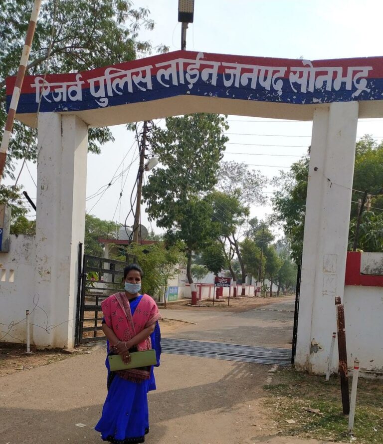 जनसमस्याओं को लेकर जनसेविका ने एसपी को सौंपा ज्ञापन।