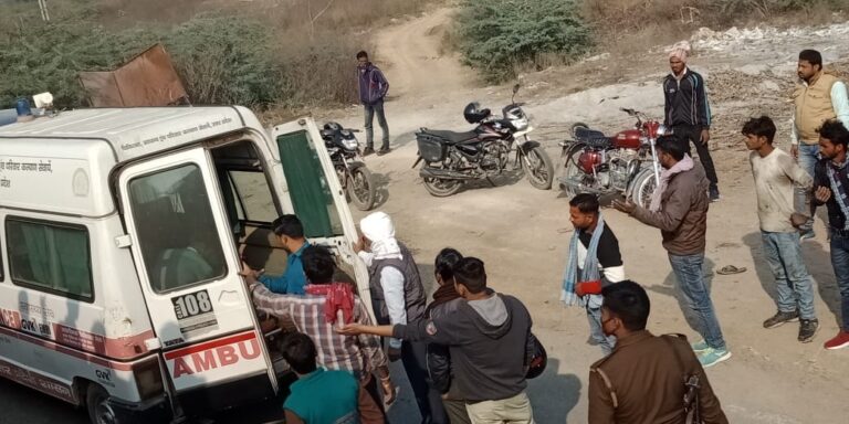 ट्रक के अनियंत्रित होने से ट्रक के छत पर बैठे दो युवक गिरे, घायल।