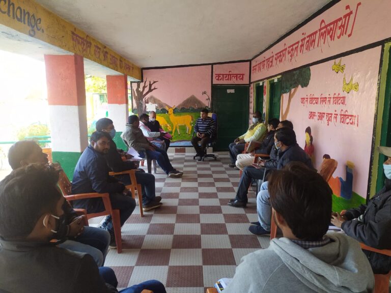 ब्लाक संसाधन केंद्र में खण्ड शिक्षा अधिकारी ने बुलाई एआरपी व शिक्षक संकुलों का लिया मासिक बैठक,दिए दिशा-निर्देश।