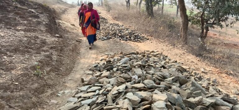 सड़क निर्माण की दुर्व्यवस्था को देखते हुए स्थानीय लोग सड़क पर उतरे, किया प्रदर्शन।