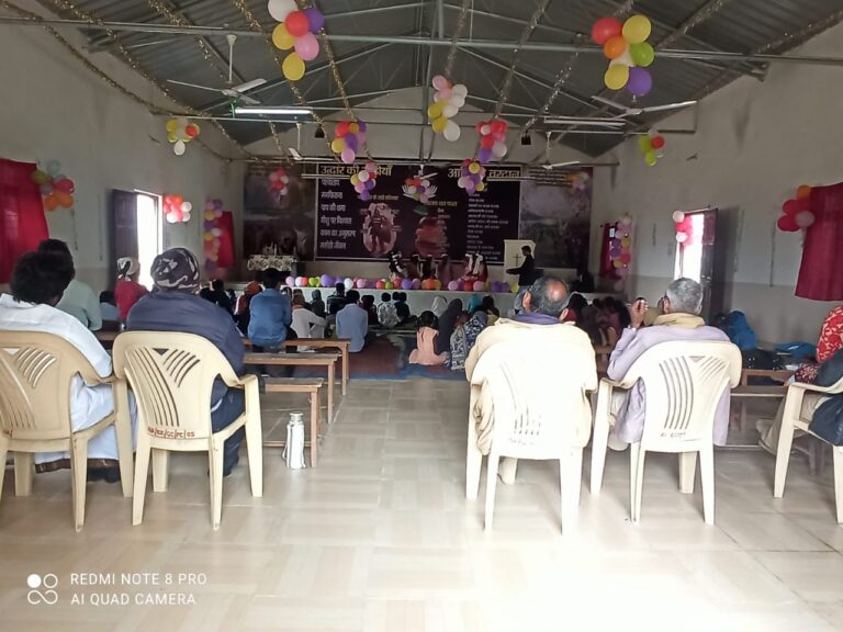 घिवही गांव स्थित चर्च में धूमधाम से मनाया गया क्रिसमस डे।
