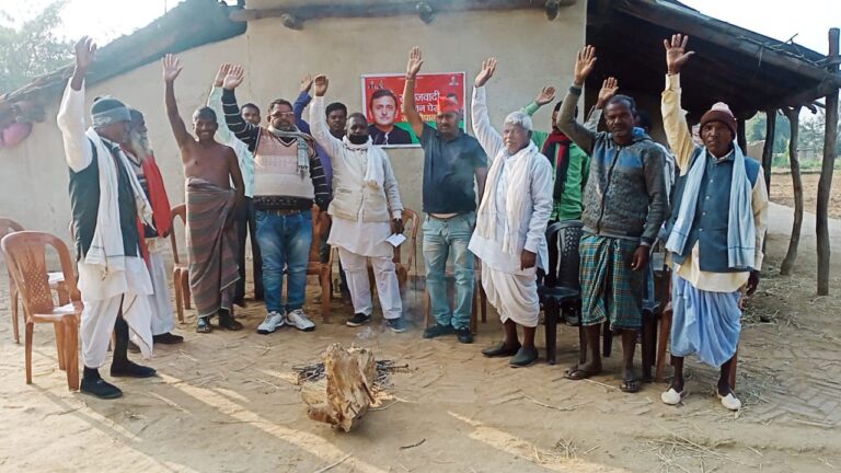 बभनी:- समाजवादी पार्टी कार्यकर्ताओं ने किसानो के साथ जनचौपाल का किया आयोजन।