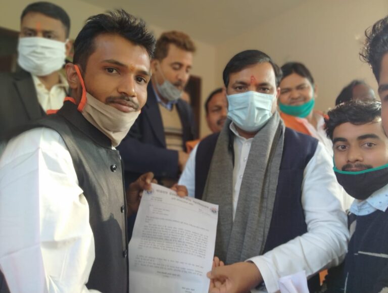 छात्रनेताओं ने प्रभारी मंत्री को ज्ञापन देकर कालेज की समस्याओं से अवगत कराया।