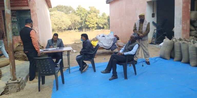 धान क्रय केंद्र विपणन शाखा दुद्धी का उप जिलाधिकारी रमेश कुमार ने किया निरीक्षण।