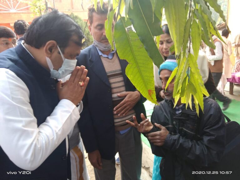 बेसिक शिक्षा एवं जिला प्रभारी मंत्री सतीश चंद्र द्विवेदी ने दिव्यांग की सुनी गुहार, दिया आश्वासन।