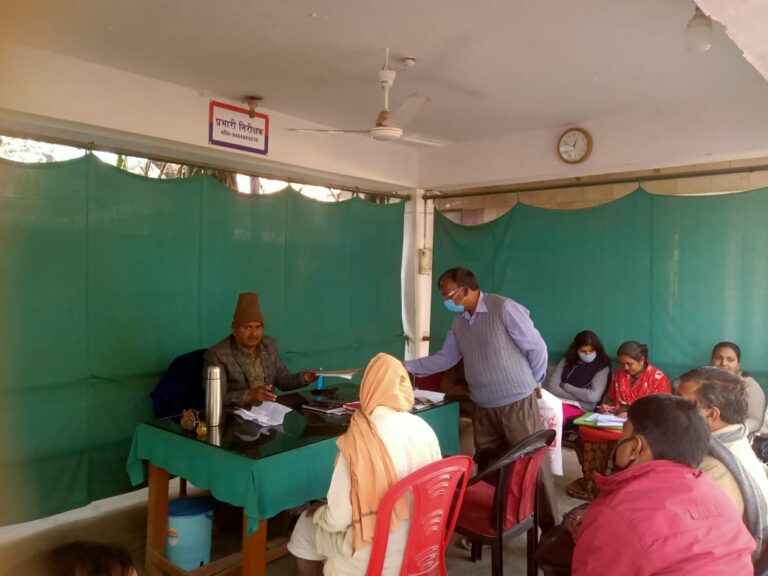 थाना दिवस पर उप जिलाधिकारी दुद्धी रमेश कुमार ने सुनी फरियादियों की बात।