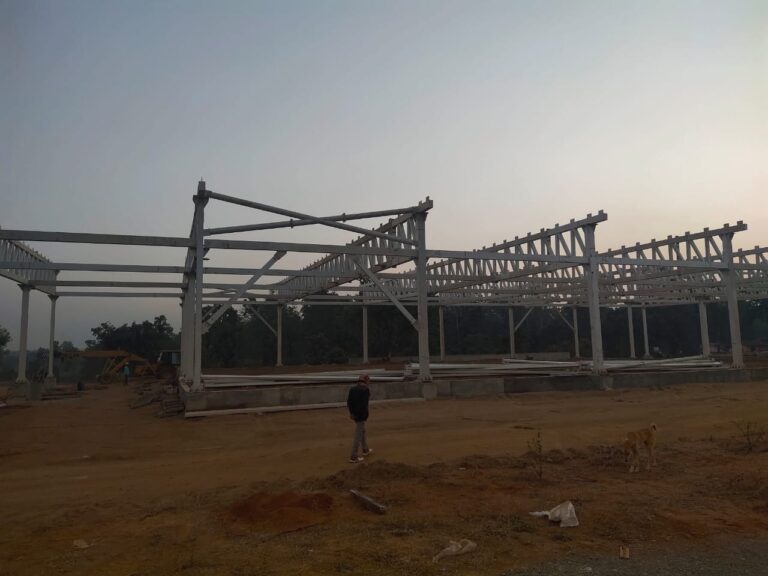 म्योरपुर एयरपोर्ट के निर्माणाधीन स्थलों की जांच में पहुँचे उपजिलाधिकारी दुद्धी, विस्थापितों के आवास निर्माण का जाना हाल।