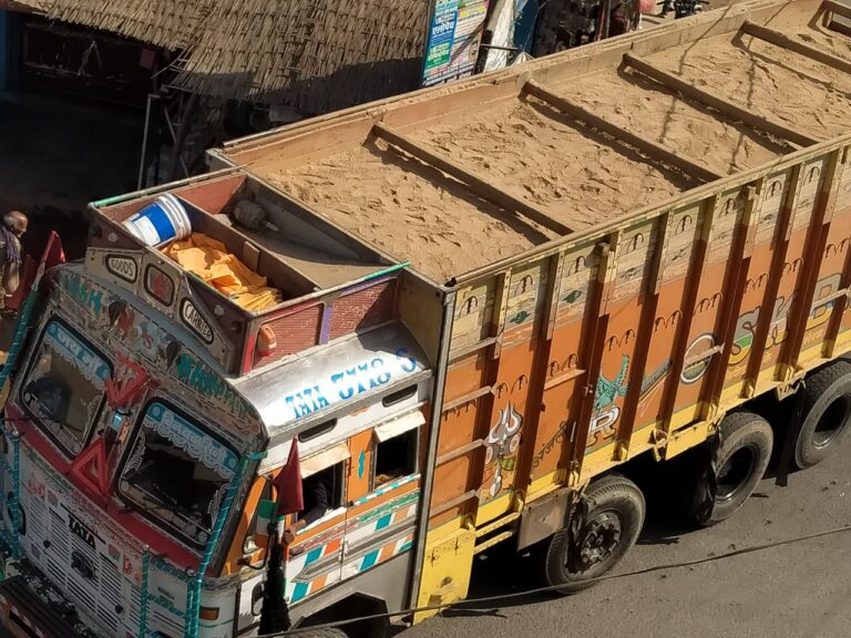 ओवरलोडिंग समस्या-: सागोबांध मार्ग से होकर म्योरपुर, रेनुकूट होते हुए ओवरलोडिंग बालू लदे ट्रकों का आवागमन पुनः शुरू।