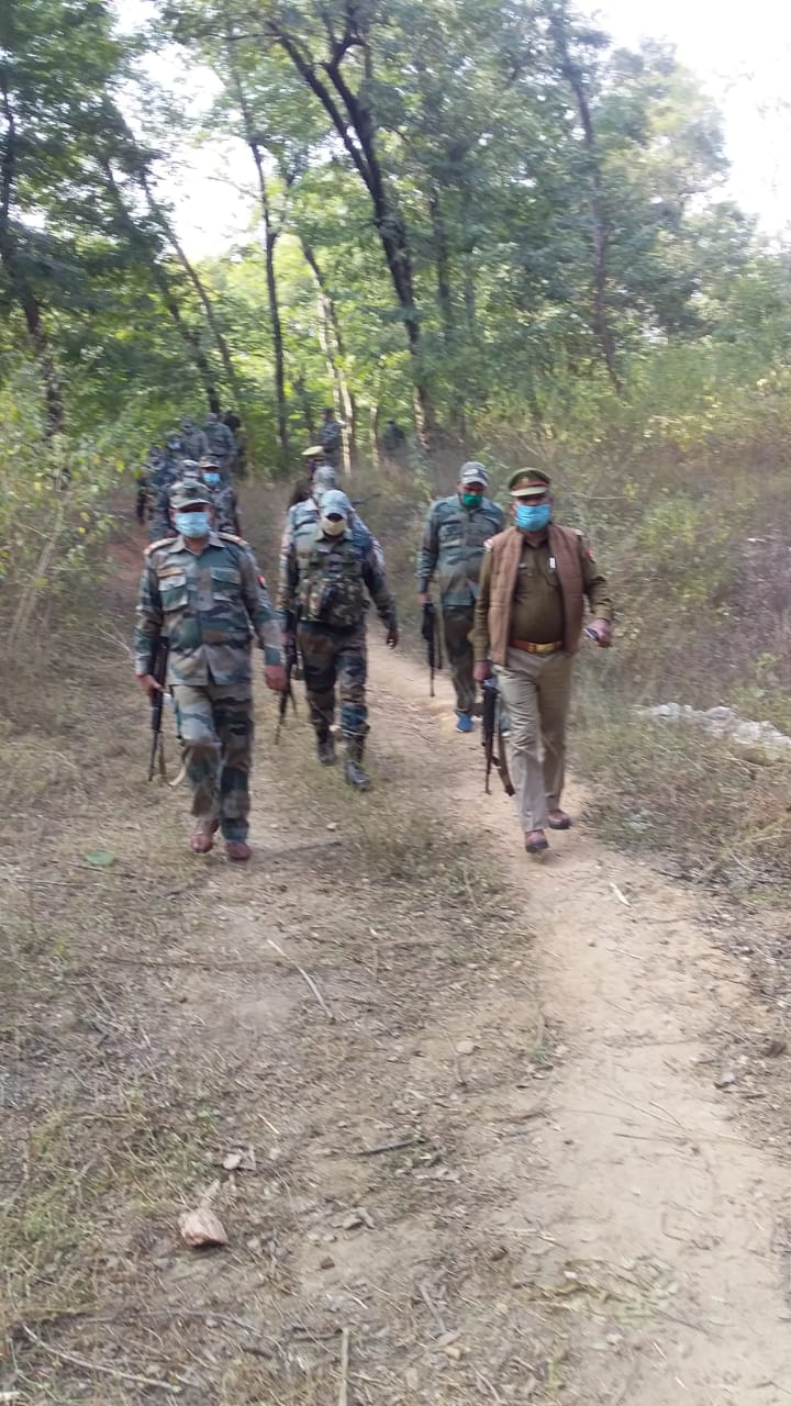 सुरक्षा दृष्टिगत विंढमगंज क्षेत्र में पुलिस ने की काम्बिंग।