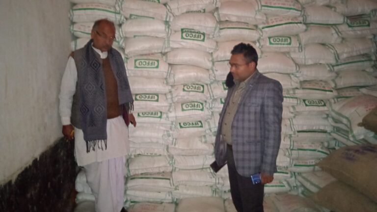 महुली ,सलैयाडीह, विंढमगंज लैंपस का पड़ताल करने पहुंचे उपजिलाधिकारी दुद्धी रमेश कुमार।