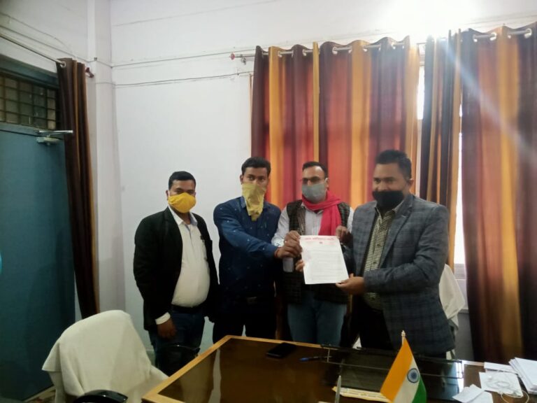 एसडीएम दुद्धी को भागीदारी संकल्प मोर्चा के पदाधिकारियों ने सरकार के जनविरोधी नीतियों के खिलाफ 13 सूत्री मांग पत्र सौंपा।