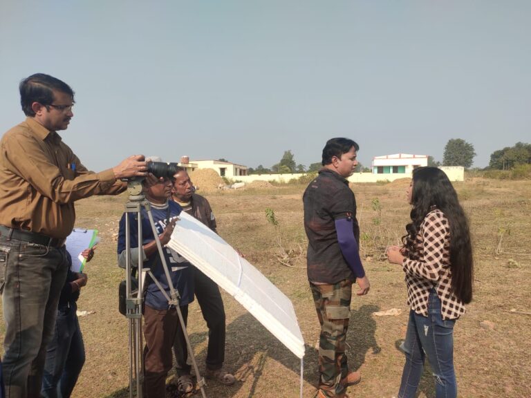 फ़िल्म शूटिंग धनौरा दुद्धी -: लकड़ा बांध पर “बुड़ुआ का आतंक” फ़िल्म शूटिंग का आज तीसरा दिन, ग्रामीणों ने शूटिंग के दौरान जमकर लगाए ठहाके।