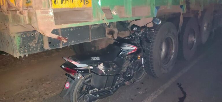 दुर्घटना-: बाइक सवार अनियंत्रित होकर खड़ी ट्रक में घुसा, एक की हालत गंभीर,रेफर। 