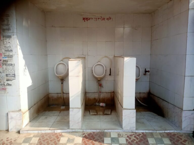 आदर्श नगर पंचायत दुद्धी में मूत्रालय व शौचालय बना शो पीस।