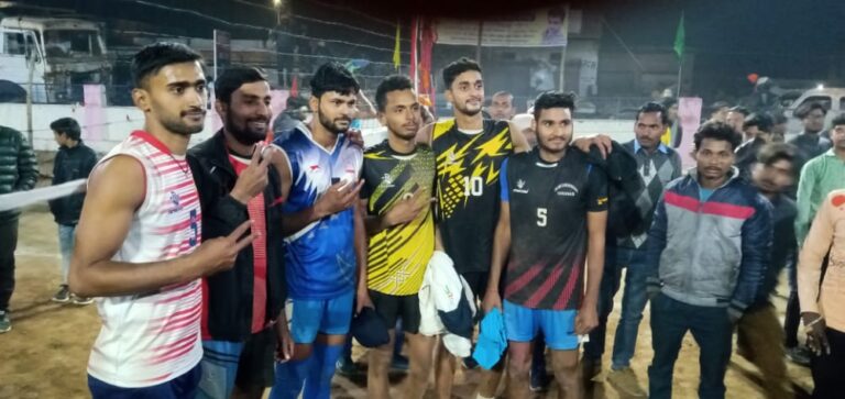 दो दिवसीय बॉलीबाल प्रतियोगिता म्योरपुर -: मुज्जफरनगर बनी चैम्पियन, रोमांचक फाइनल मुकाबले में आई क्लब अनपरा को हराया।