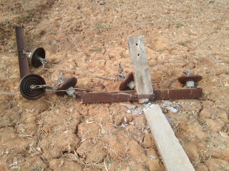 बिजली पोल टूट जाने से दो गांव की बिजली आपूर्ति बाधित।