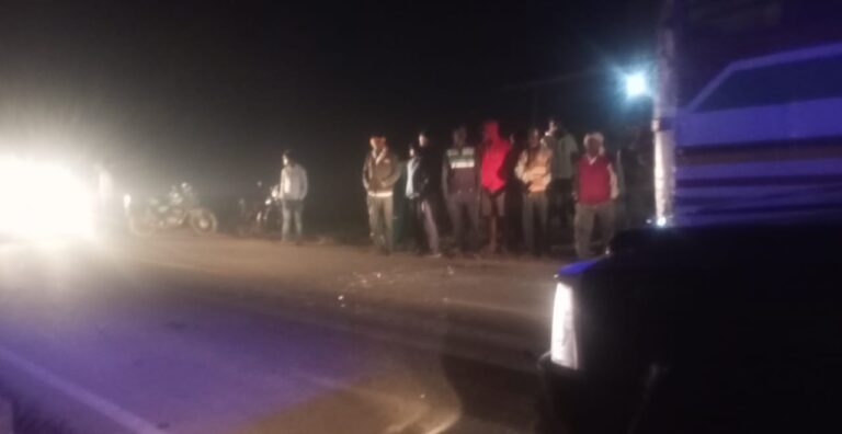 मोटरसाइकिल सवार युवक अनियंत्रित होकर पिकअप में टकराया, घायल।