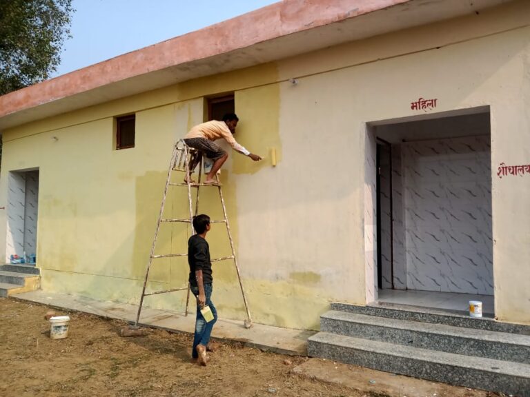 समाचार का असर-: माननीय न्यायालय द्वारा हैंडोवर का इंतजार कर रहे शौचालय का कार्य हुआ तेज।