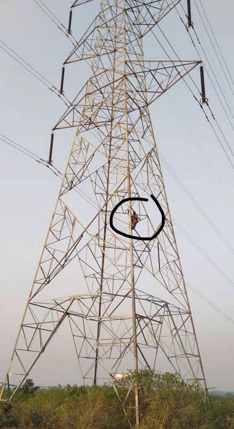 अपडेट -: देर रात एडीएम के आश्वासन के बाद टॉवर से नीचे उतरा युवक।