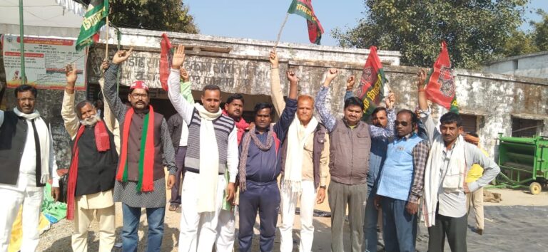 किसान बिल के विरोध में सपा कार्यकर्ताओं द्वारा विरोध प्रदर्शन एवं नारेबाजी की गई ।