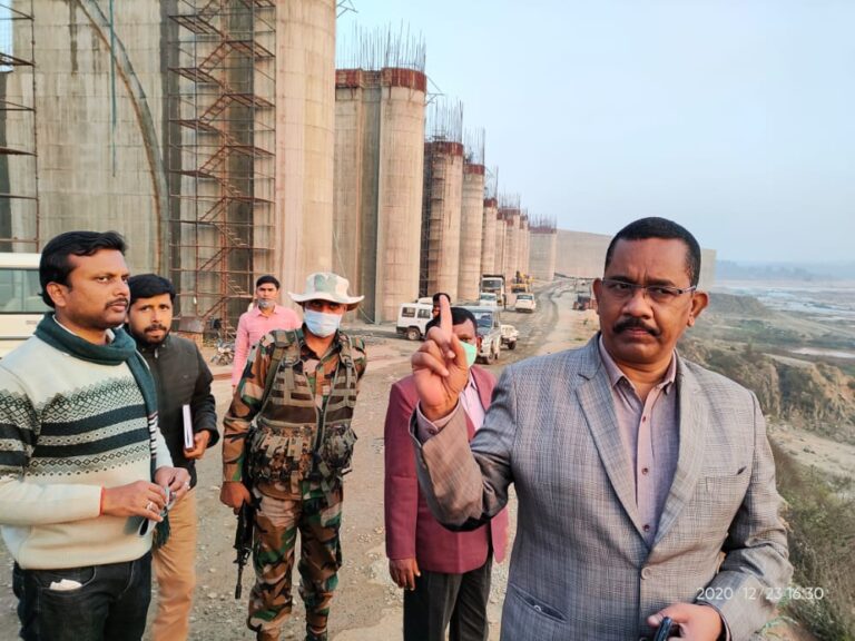 जिलाधिकारी बलरामपुर पहुँचे कनहर सिचाई परियोजना का किया अवलोकन।