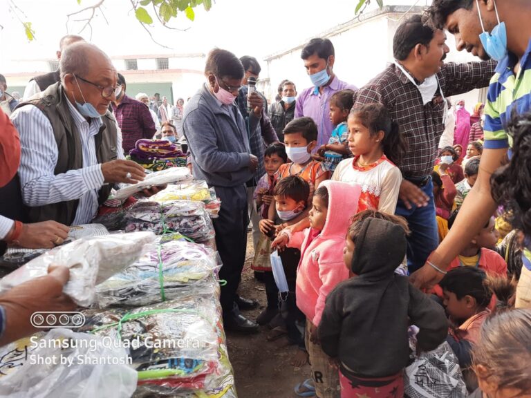 सेवाभाव– : संयुक्त व्यापार मंडल वैढन ने करीब 500 असहाय वृद्ध, महिला, बच्चों में बांटे कपड़े और कम्बल।