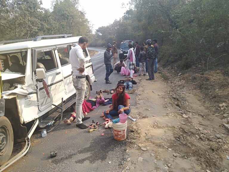 नया वर्ष 2021की पिकनिक मनाने जा रहे बोलेरो की डम्पर से हुई भिड़ंत, बोलेरो चालक समेत 8 घायल में 3 रेफर।