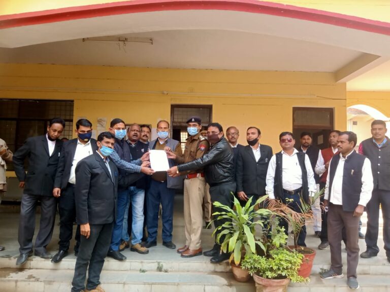 दुद्धी को जिला बनाओ संघर्ष मोर्चा ने प्रदर्शन कर सौंपा ज्ञापन।