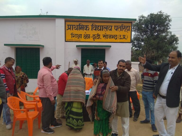 कम्बल वितरण -: पतरिहा प्राथमिक विद्यालय पर तहसीलदार सुरेश चंद्र, जिला प्रचारक एवं भाजपा पदाधिकारियों द्वारा असहाय लोगों को कंबल वितरित किया गया।