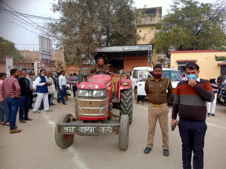 दुद्धी -: पीपरडीह साइड से अवैध बालू लोड कर भाग रहे ट्रैक्टर को क्षेत्रीय लेखपाल के सहयोग से तहसीलदार ने पकड़ा।