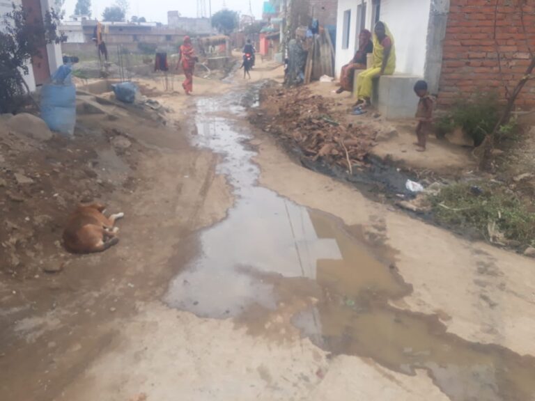लापरवाही -: दुद्धी काली मंदिर जाने का रास्ता नालियों के पानी से हुआ खराब, नगर पंचायत बेपरवाह।