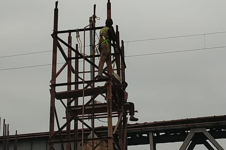 सुरक्षा मानकों को दरकिनार कर कराया जा रहा रेलवे दोहरीकरण में मजदूरों से कार्य।