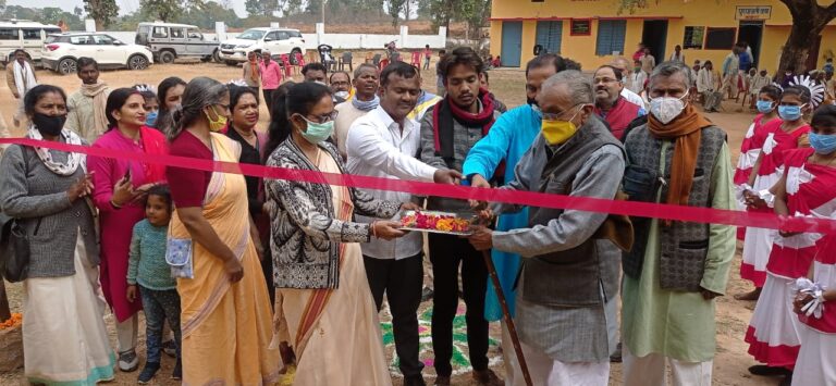 दुद्धी विधायक प्रतिनिधि ने मनबसा जीवन शाला में दो कमरे का किया लोकार्पण।