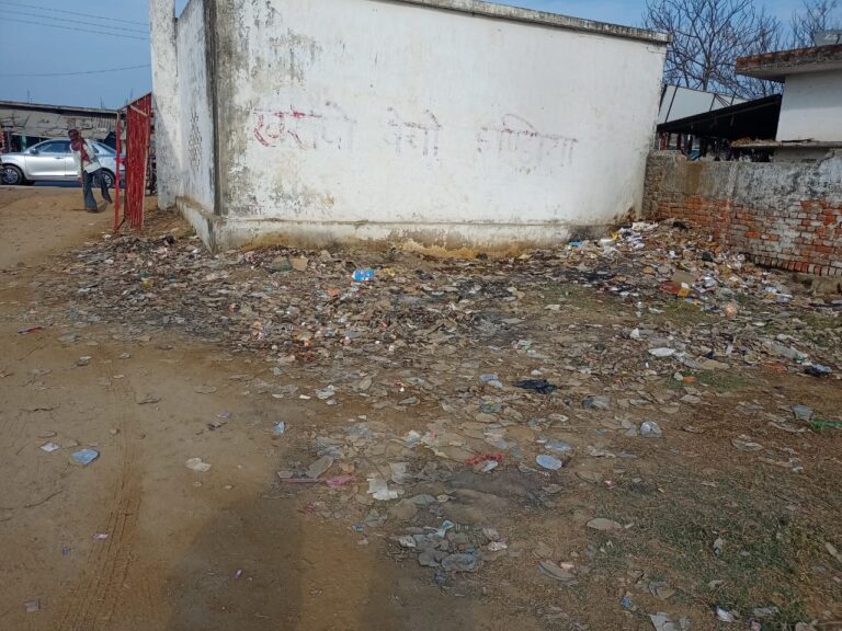 महुली खेल मैदान पर लगा है कूड़ा का अंबार।