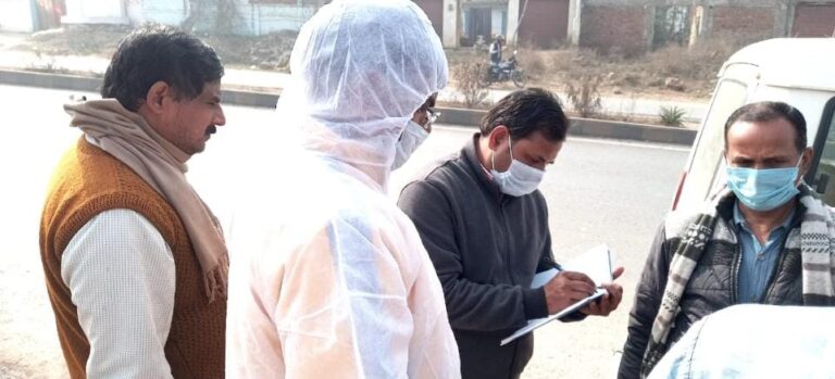 पशु चिकित्साधिकारी पहुंचे जांच में, दर्जनों कौवों की हुई थी मौत, बर्ड फ्लू की आशंका।