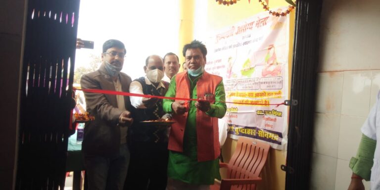 दुद्धी विधायक हरिराम चेरो ने आरोग्य मेला का फीता काटकर उद्घाटन किया।