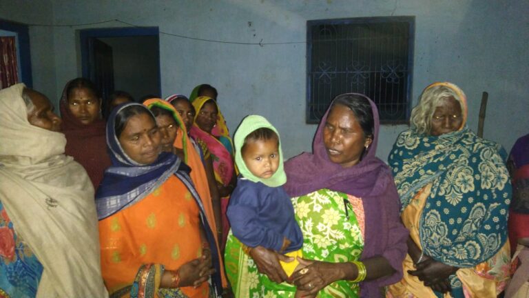 लिलासी के आदिवासी महिलाओं ने पुलिसिया कार्रवाई के खिलाफ पूर्व मंत्री विजय सिंह गोड़ से इंसाफ की गुहार लगाई।