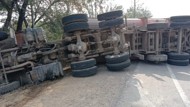 अनियंत्रित टेलर (वाहन) पलटी, बाल-बाल बचे।