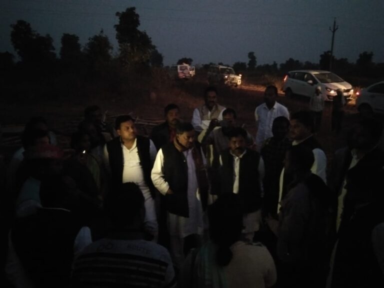 लिलासी भूमि विवाद मामले में अनु0जनजाति प्रकोष्ठ प्रदेश अध्यक्ष सपा व्यास गोंड़ व पूर्व मंत्री विजय सिंह गोंड़ पहुँचे निर्माण स्थल।