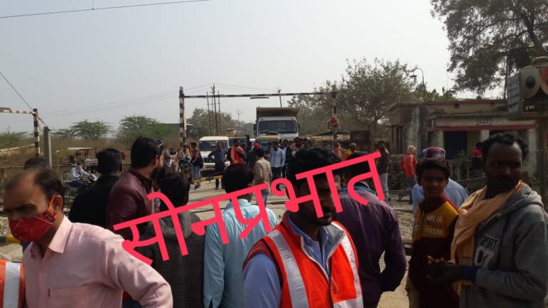 बिल्ली रेलवे क्रासिंग में टेम्पो ने मारी टक्कर।