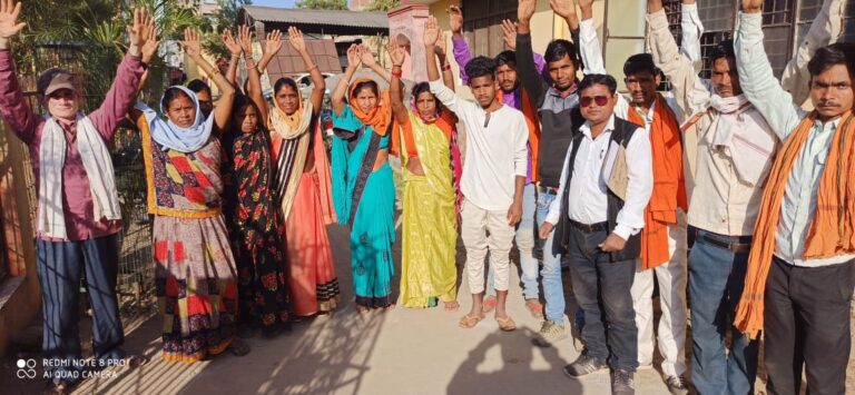 बियार बस्ती के सार्वजनिक रास्ता अवरुद्ध किये जाने के खिलाफ ग्रामीणों ने किया प्रदर्शन ,सौंपा ज्ञापन।