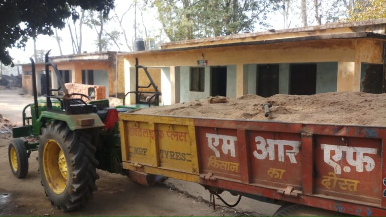 विंढमगंज रेंज में अवैध परिवहन कर रहे ट्रैक्टर धराया, सीज। खनन कर्ताओं में हड़कंप।