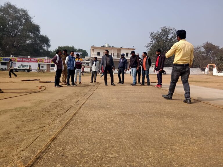 टाउन क्रिकेट मैदान पर खेल का उप जिलाधिकारी दुद्धी ने लिया जायजा।