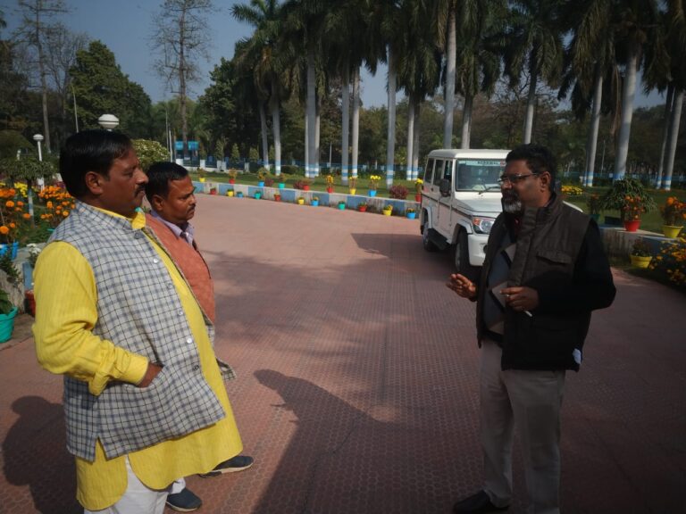 अधिकारियों के निर्देश पर अवैध खनन और परिवहन की जाँच में जरहा पहुँचे एसडीओ।