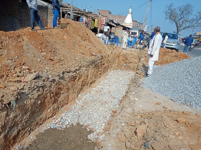 बांगर सीमेंट से हो रहा महुली में एन0एच0 का नाली निर्माण।